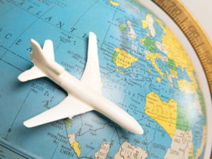 photo d'un avion sur un globe